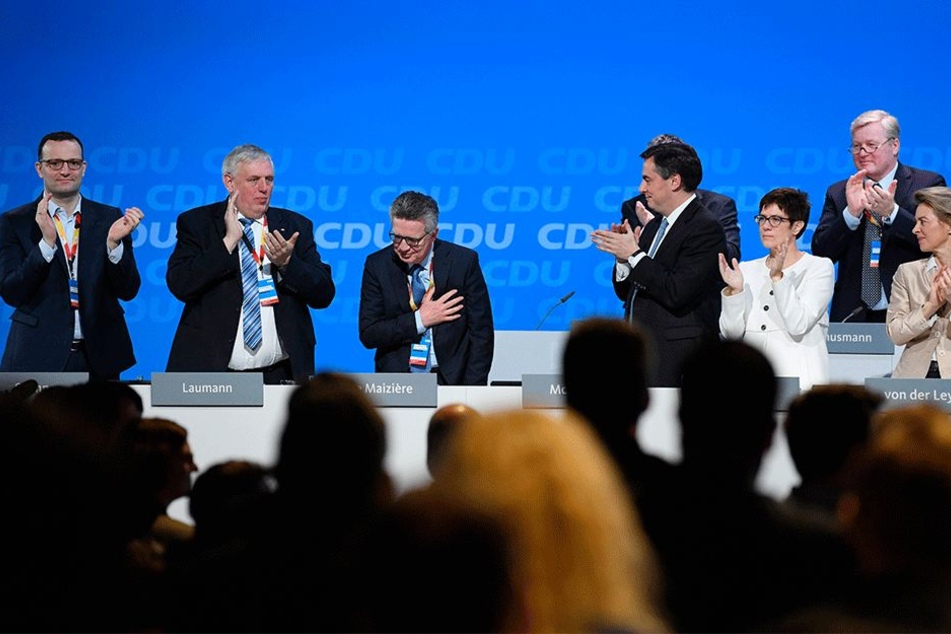 Zum Abschied Standing Ovations seiner CDU: Dauerminister Thomas de Maizière (64, CDU) wird der neuen Bundesregierung nicht mehr angehören. Nicht ganz freiwillig.