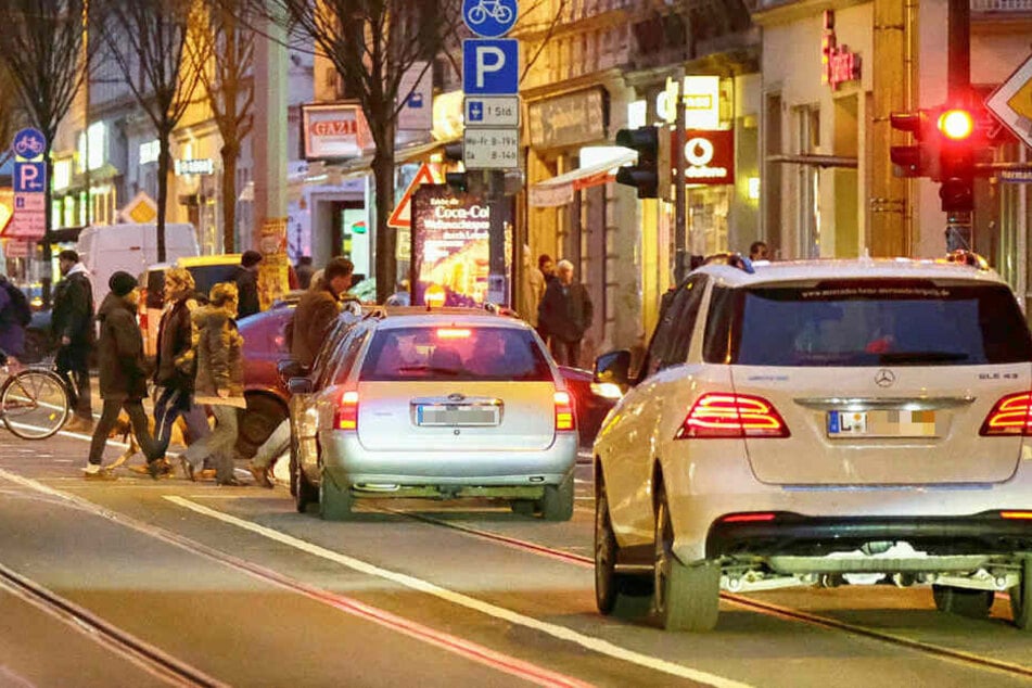 Eisenbahnstraße: Mann schlägt in Waffenverbotszone mit Hammer auf Toyota ein