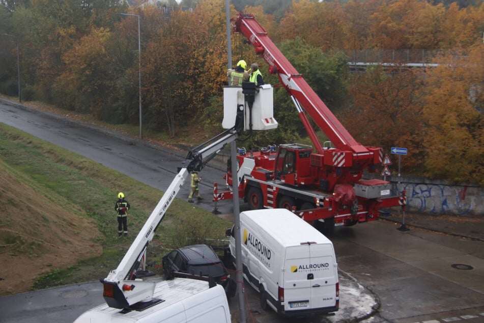 Die Feuerwehr musste mit einem Kran anrücken, um den abgeknickten Lichtmast zu sichern.