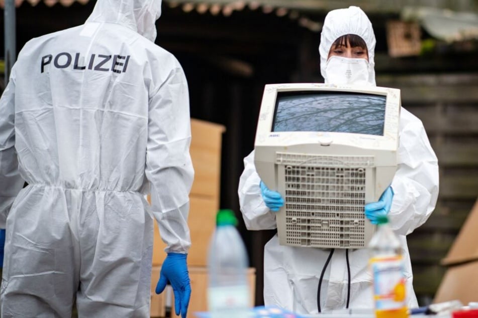 Die Polizei stellte einige Computer sicher.