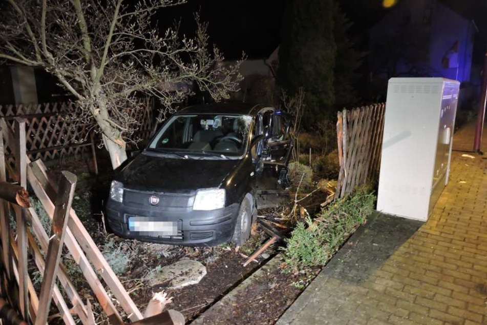 Der Fiat Panda wurde in einen Vorgarten geschleudert.