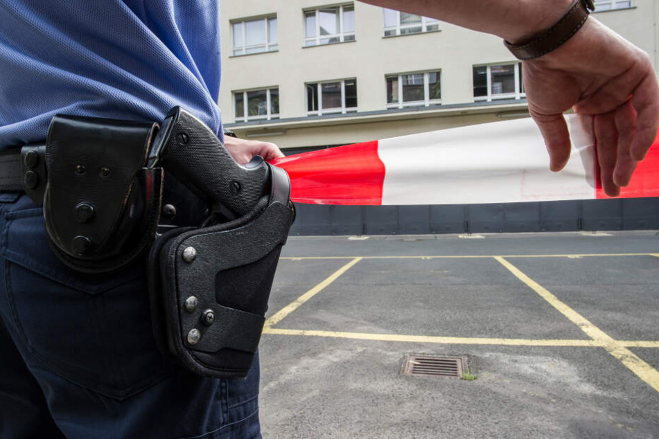 Laut Polizei suchte der Mann einen Gegenstand im Gully auf einem Parkplatz, als der Unfall passierte. (Symbolbild)