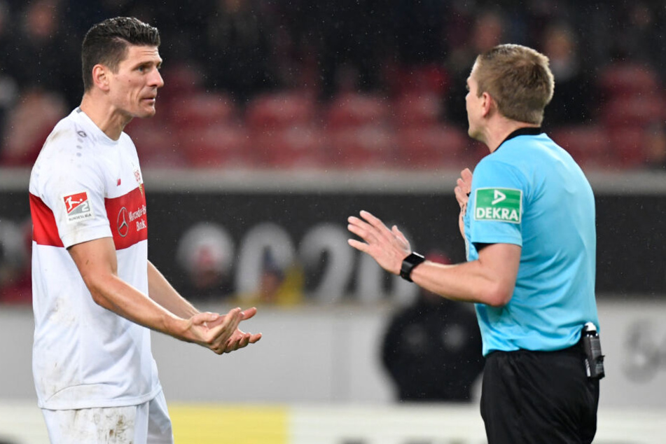 Stuttgarts Mario Gomez (l) spricht mit Schiedsrichter Robert Schröder, als dieser seinen Treffer nicht anerkennt.