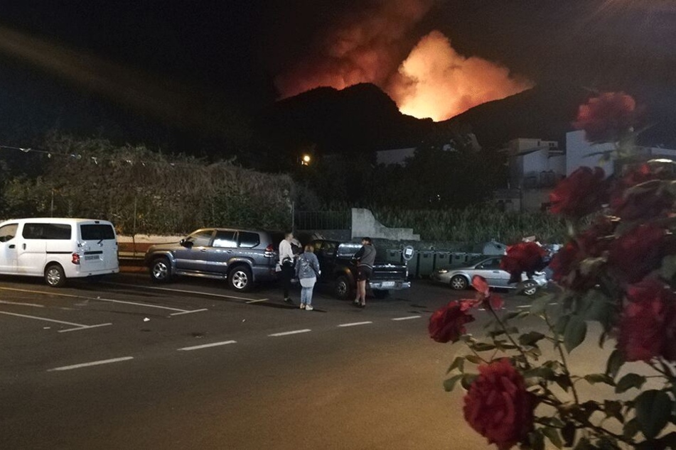 Flammen breiten sich bei einem Waldbrand in Valleseco auf der Insel Gran Canaria aus.