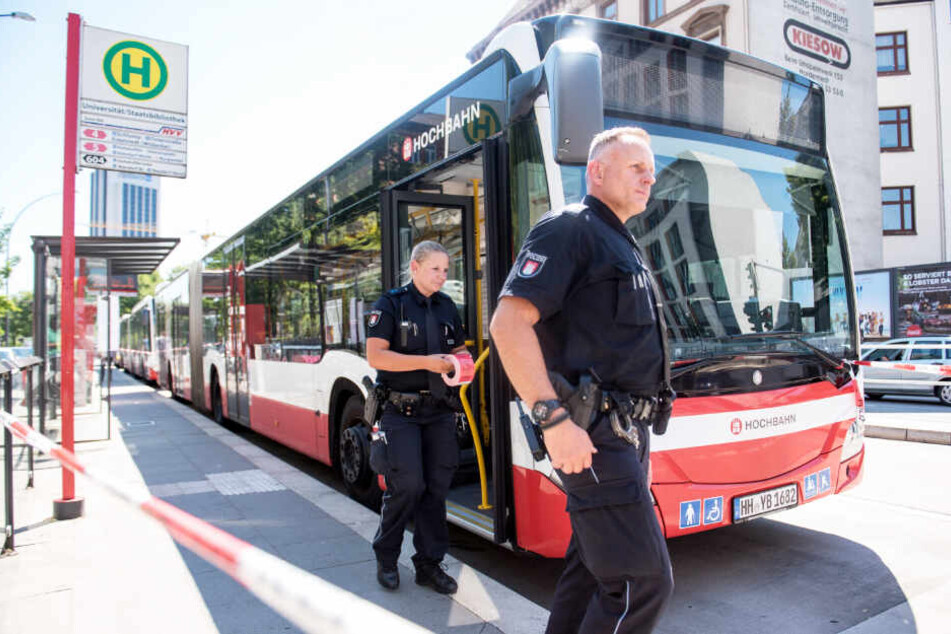 Polizisten sichern nach dem Messerangriff den Linienbus im Grindelviertel.