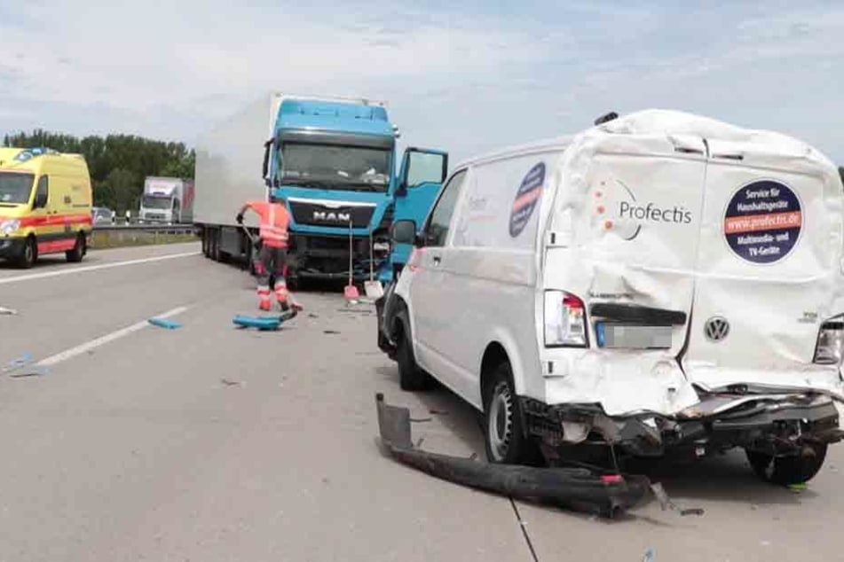 Der Fahrer des VWs und des Sprinters wurden durch die Wucht des Aufpralls schwer verletzt.