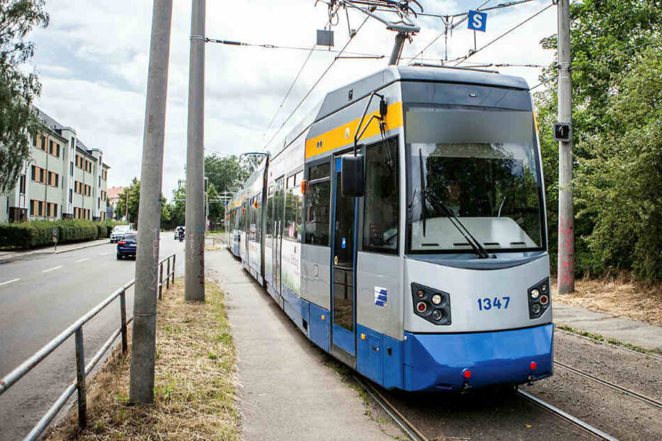 An einer Haltestelle im Leipziger Westen wurde Petra M. (62) aus der Straßenbahn gestoßen, verlor mehrere Zähne, erlitt Prellungen und eine Gehirnerschütterung. (Archivbild)