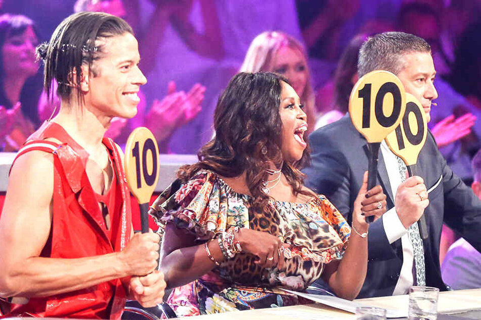 Jorge González, Motsi Mabuse und Joachim Llambi (v.l.n.r.) bewerten die Leistungen der Kandidaten.