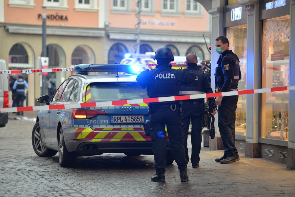 Die Fußgängerzone ist noch immer abgesperrt.