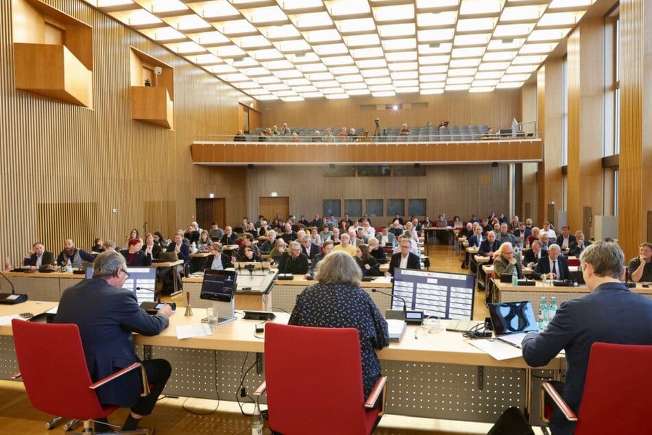 Im Dresdner Stadtrat wurde am Donnerstagabend über die "Hochland Jugend" (HJ) diskutiert.