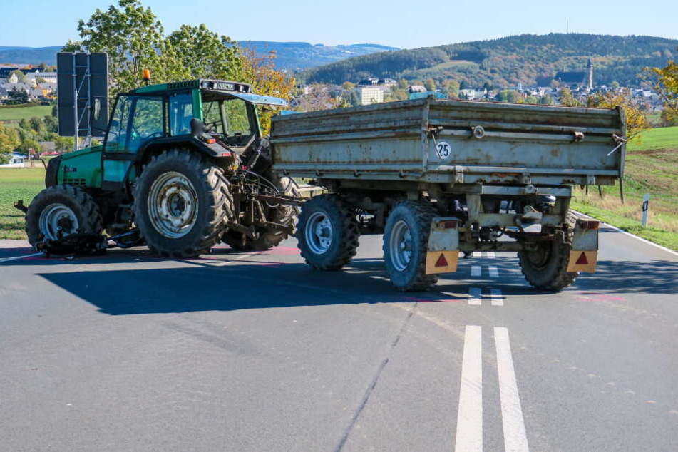 Das Motorrad war mit einem Traktor kollidiert.