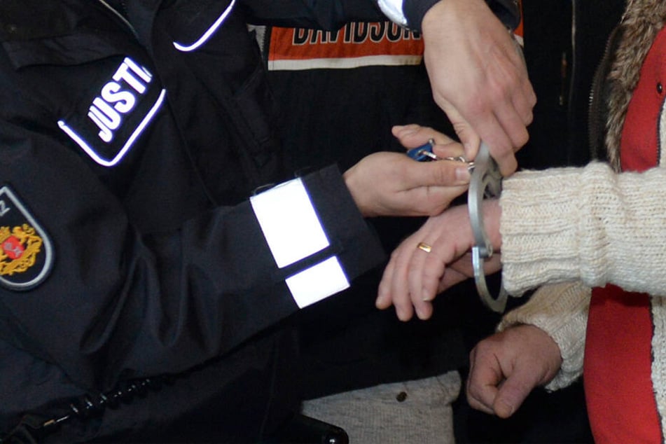 Dem Angeklagten werden vor Prozessbeginn die Handschellen abgenommen. (Archivbild)