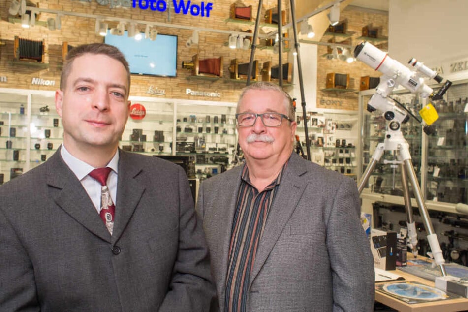 Rico Wolf (42, l.) und sein Vater Steffen (69) feiern den 80. Geburtstag des Familienbetriebs.