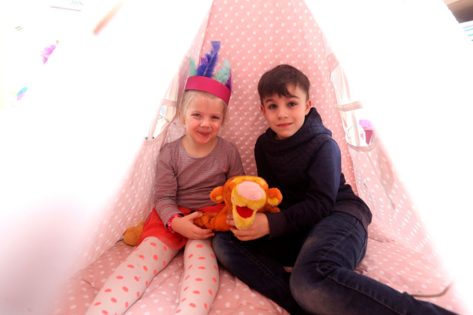 Das schönste Spielzimmer: Adrian (8) und Mariella Mättig (4) fühlen sich im Tipi pudelwohl.