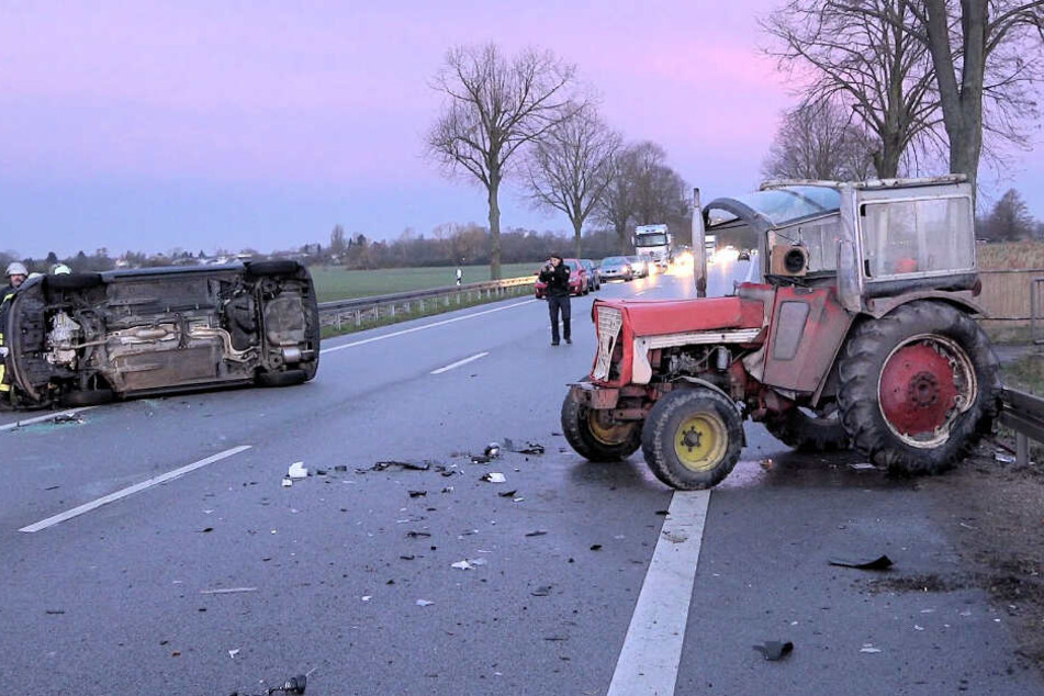 Der Wagen krachte gegen den Trekker.