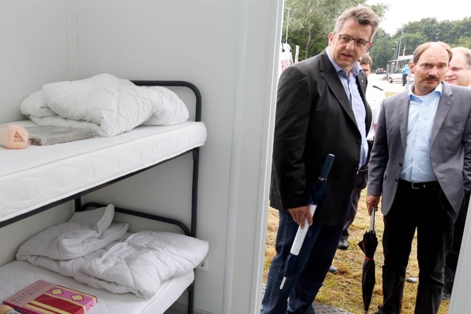 Bürgermeister Pierre Gilgenast (rechts) und der damalige Innenminister Stefan Studt sehen sich die Erstaufnahmeeinrichtung in Rendsburg an (Archivbild).