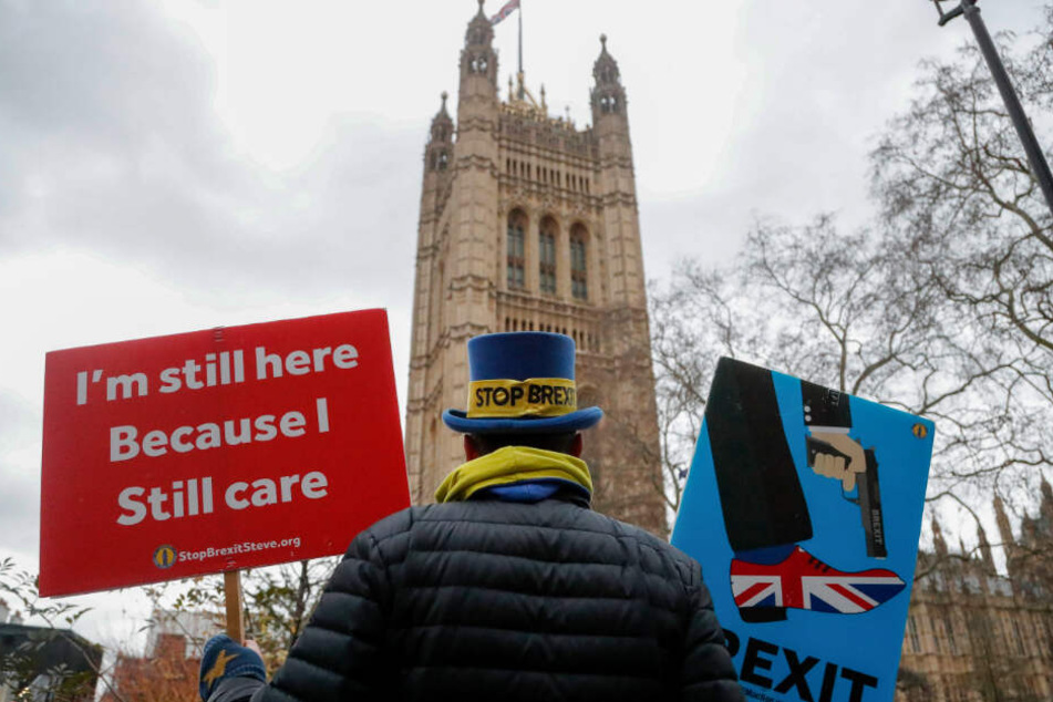 Steve Bray, Aktivist und Gegner des Brexit aus Großbritannien, protestiert mit Plakaten vor dem britischen Parlament nach der feierlichen Wiedereröffnung des britischen Parlaments.