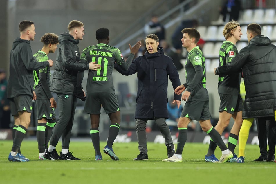 Ex-VfL-Coach Niko Kovac (53) klatscht mit Kofi Amoako (20) nach dessen Kurzeinsatz gegen Darmstadt ab.