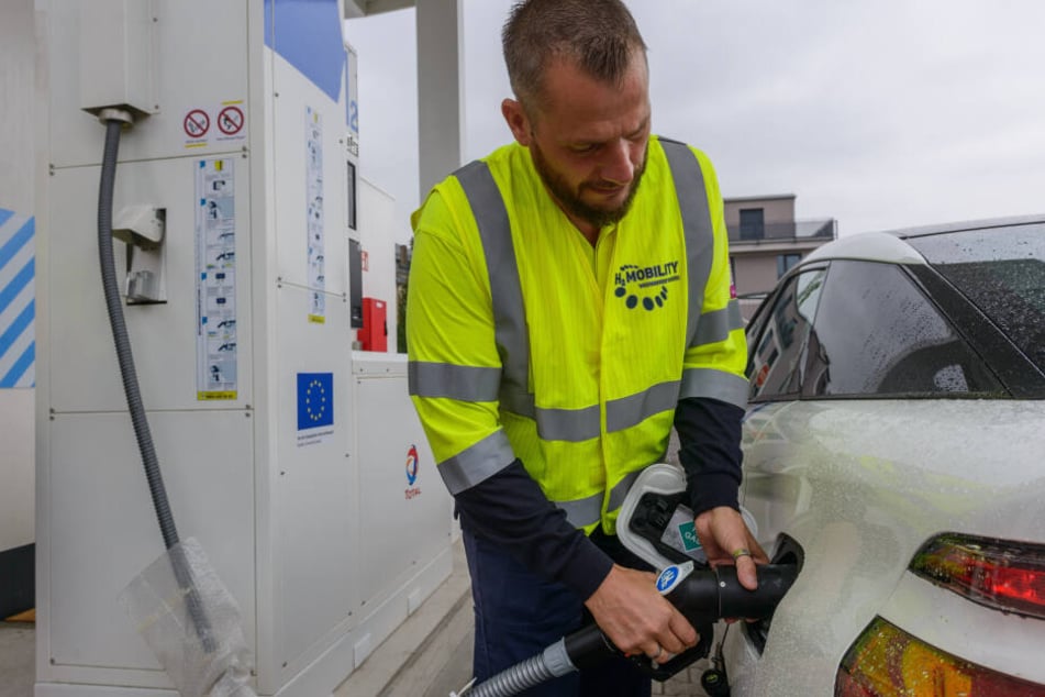Mit Wasserstoff werden Brennstoffzellenautos betankt. Aus dem Auspuff tropft nur Wasser.