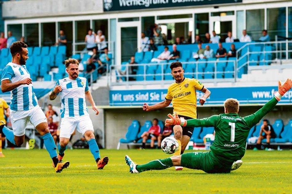 Dynamos Osman Atilgan (2.v.r.) ließ CFC-Keeper Jakub Jakubov beim Siegtreffer keine Chance.