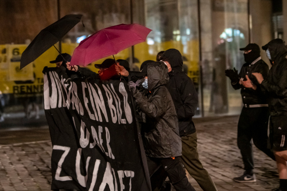 Die Demonstranten waren vermummt und trugen einen Banner mit der Aufschrift: "Wir sind ein Bild aus der Zukunft"