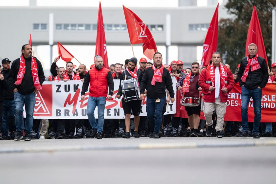 Tausende Mercedes-Mitarbeiter gehen auf die Straße: "Wir lassen uns nicht für dumm verkaufen"