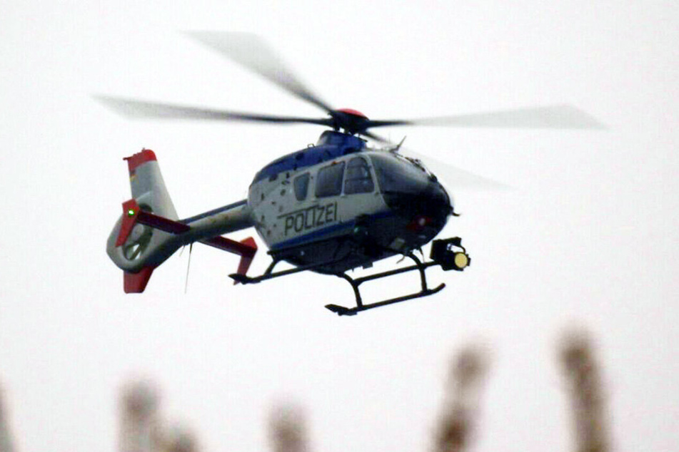 Die Polizei setzt seit 11 Uhr auch einen Hubschrauber ein, um das weitläufige Gelände per Kamera nach Personen abzusuchen.
