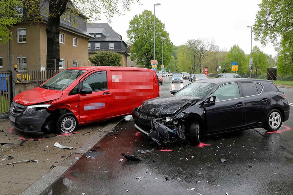 Insgesamt wurden bei dem Unfall drei Personen schwer verletzt.