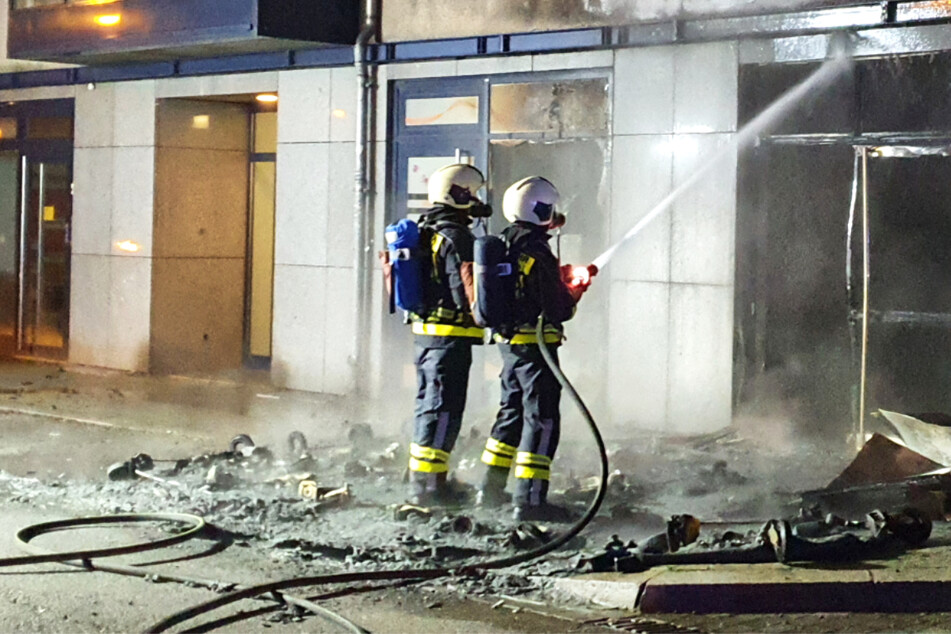 Brand greift auf Wohnhaus über: Feuerteufel in Halle unterwegs?