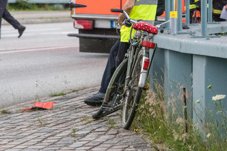 Der Vorderreifen des Rads ist stark beschädigt.