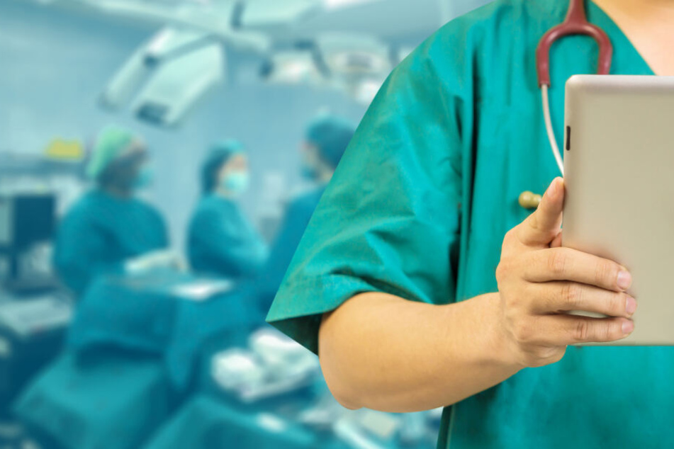 Ein pädophiler Arzt in Frankreich soll sich an fast 350 Patienten sexuell vergangen haben. (Symbolbild)