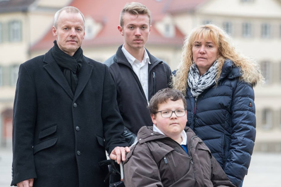 Von links: Vater Reiner, Bruder Stefan und Mutter Elke mit Jochen Knoop (Mitte). Der 20-Jährige sitzt seit einem Schulprojekt im Rollstuhl.