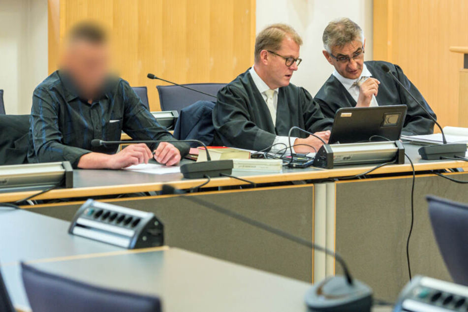 Der Angeklagte (l) sitzt im Verhandlungssaal des Landgerichts neben seinen Verteidigern Jan Bockemühl (M) und Helmut Mörtl. (Archiv)