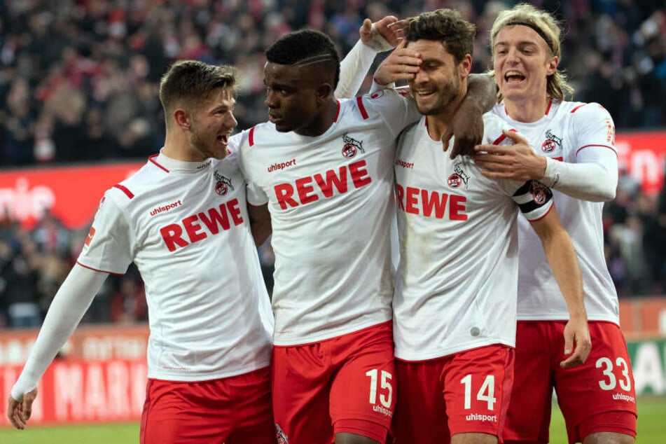 Die Kölner Jan Thielmann (l-r), Jhon Cordoba, Jonas Hector und Sebastiaan Bornauw bejubeln das Tor zum 3:0.
