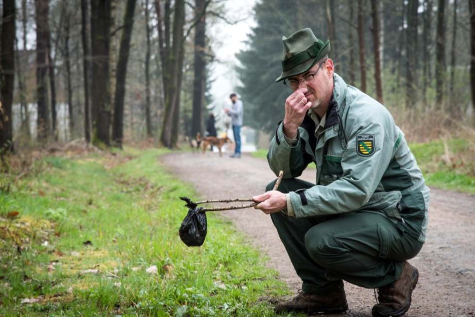 Hundekot in Tüten: Förster Ullrich Göthel (49) stinkt das neue Problem gewaltig.
