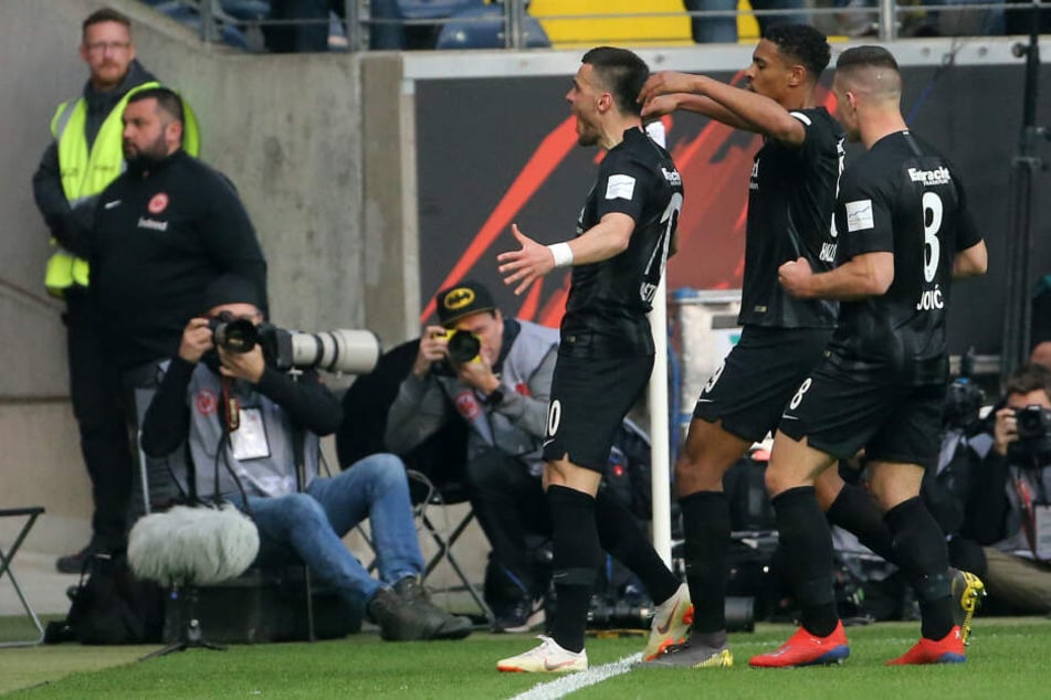 Held des Abends: Filip Kostic (Mi.) schenkte seinem Ex-Verein gleich zwei Tore ein.