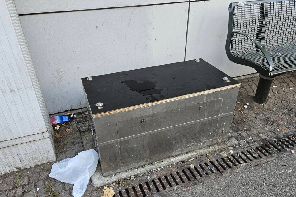 Vom Fahrkartenautomat war am Montag nur noch das Fundament übrig.