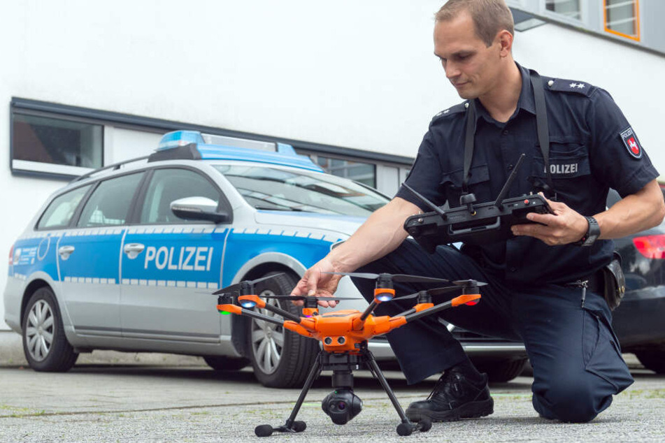 Ein Drohnenpilot der Polizei kontrolliert bei einem Pressetermin eine Drohne.