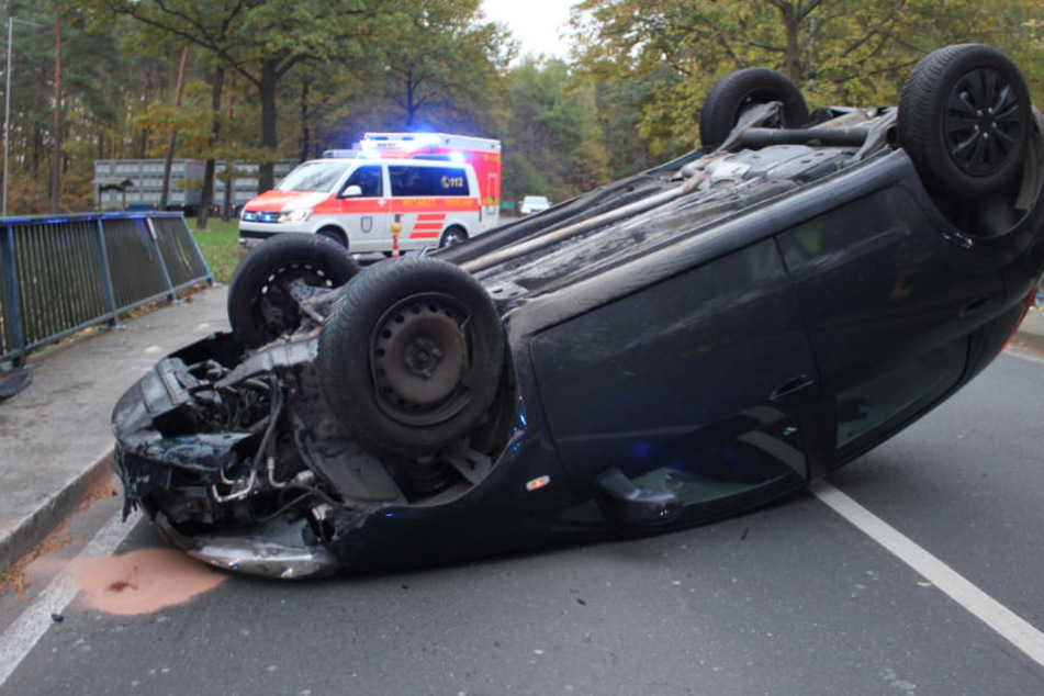 Der Fiat blieb nach dem Unfall auf dem Dach liegen.
