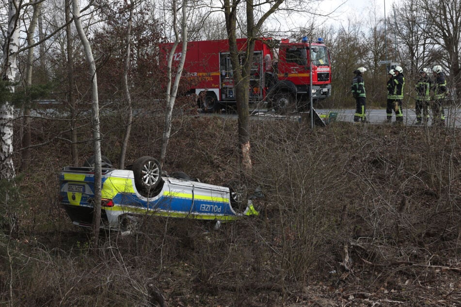 Der Streifenwagen landete auf dem Dach.