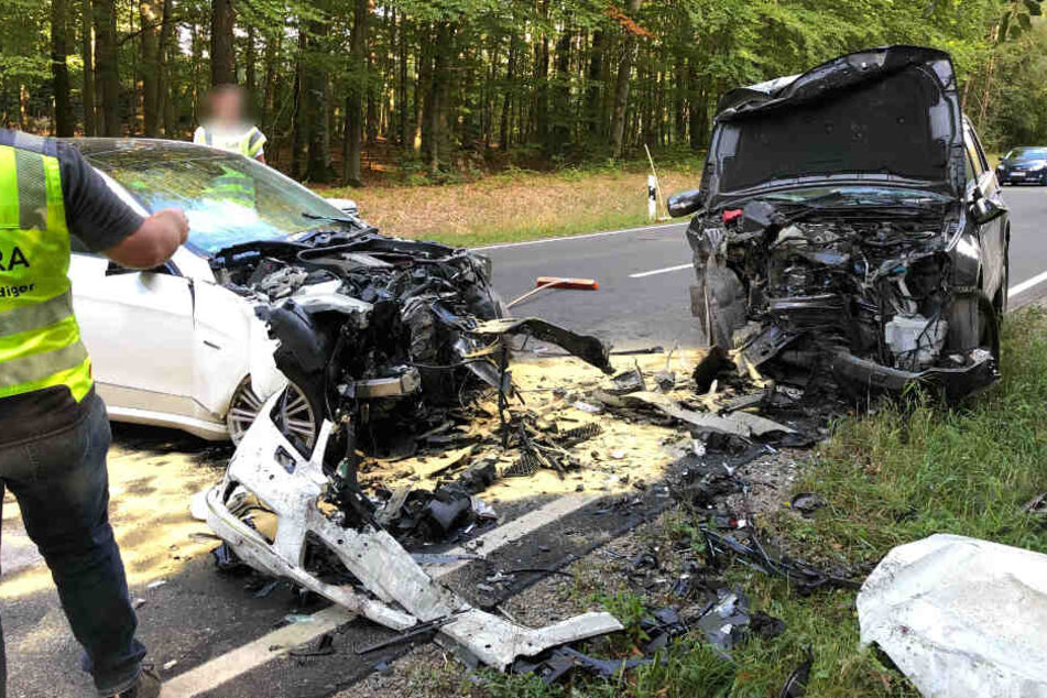 Aus noch ungeklärter Ursaxhe war der Mercedes in den Gegenverkehr geraten.