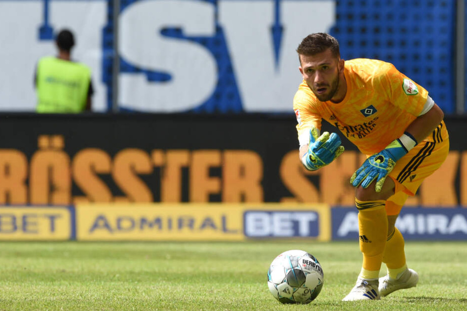HSV-Keeper Daniel Heuer Fernandes rollt den Ball zu einem Mitspieler.