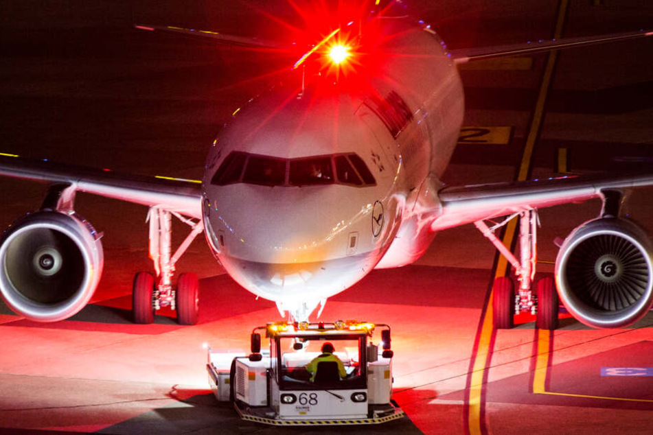Ein Flugzeug am Flughafen.