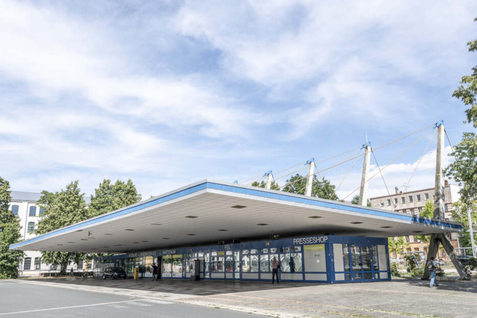 Wie ein schwebendes Ufo: Denkmalschützer aus ganz Deutschland fordern den Erhalt des Pylonendachs.