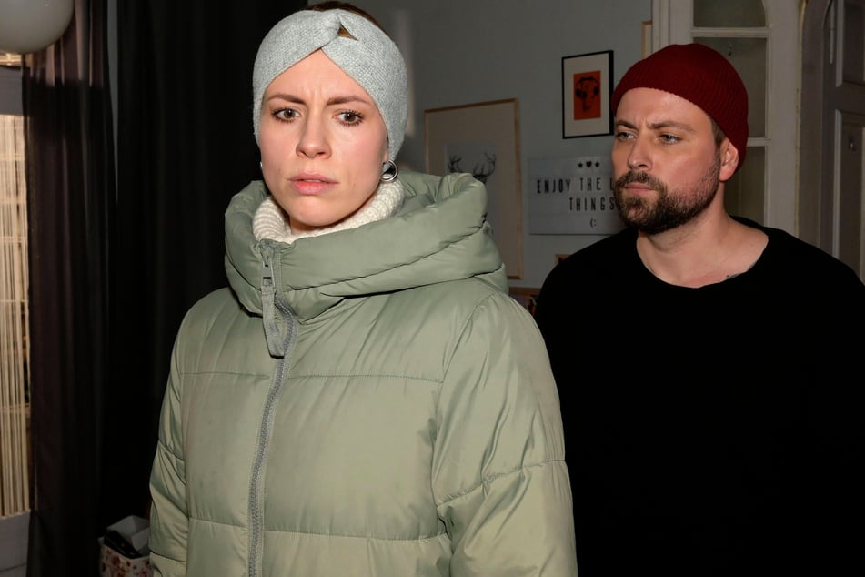 Zoe und John (r.) liefern sich einen erbitterten Sorgerechtsstreit.