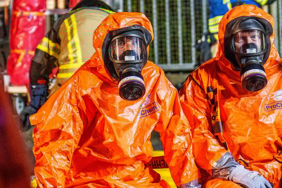 Mit Chemikalienanzügen haben Einsatzkräfte das betroffene Behältnis untersucht und entsorgt. (Symbolfoto)