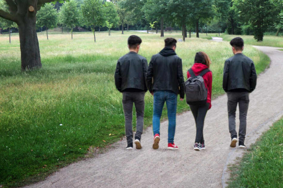 In einen Park brachten die jungen Männer das 14-jährige Mädchen nach der Vergewaltigung. (Symbolbild)