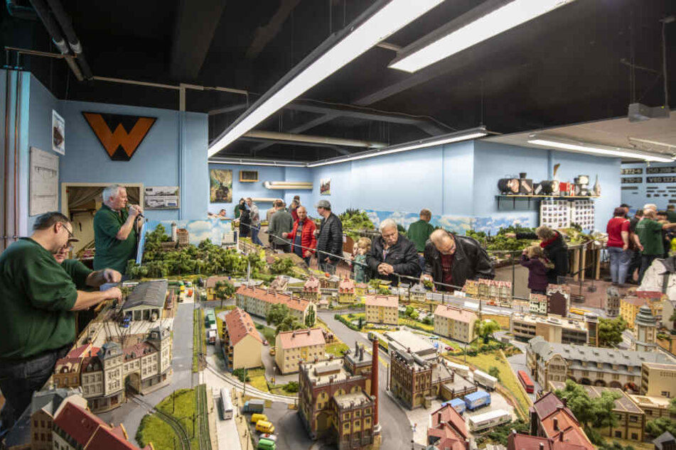 Volles Haus: In der Neefestraße 82 bestaunen Eisenbahnfreunde den Miniatur-Nahverkehr in Chemnitz und Umgebung.