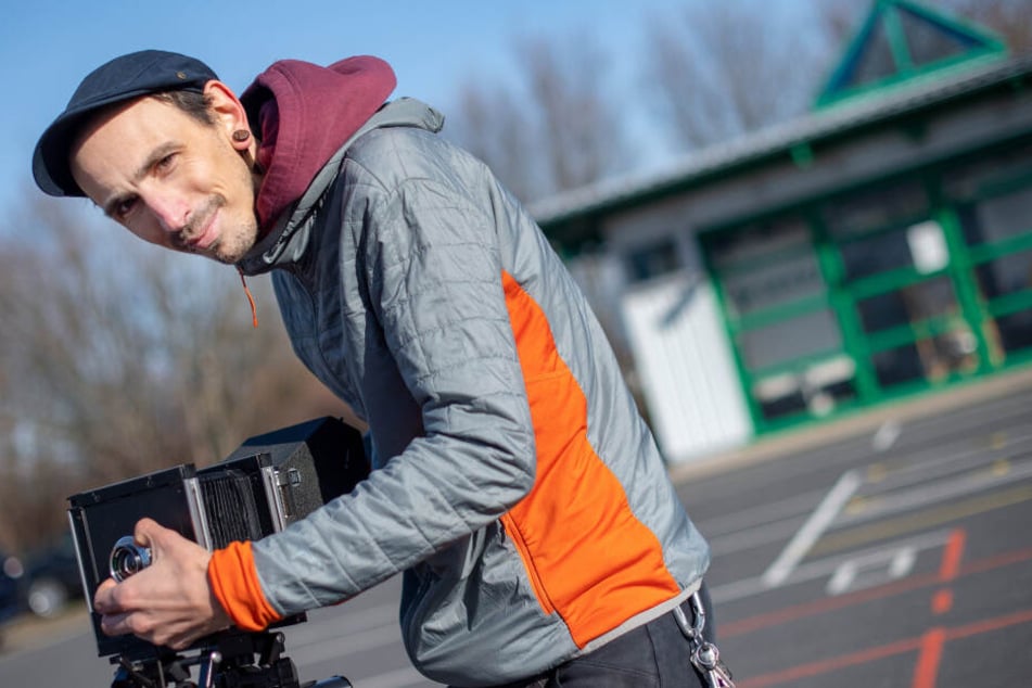 Fotograf Jan Schenck (37) fotografiert auf einem Parkplatz in Bautzen an der Löbauer Straße. Während der NS-Zeit fanden dort Bücherverbrennungen statt.
