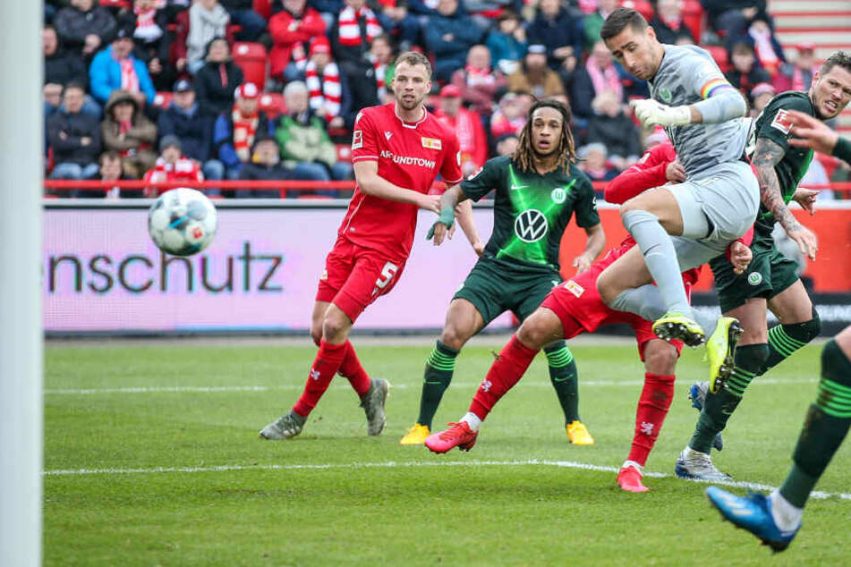 Berlins Sebastian Andersson (verdeckt) trifft zum 1:0 gegen den VfL Wolfsburg.